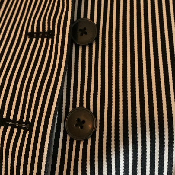 Striking bold black white stripe blazer - Picture 2 of 9